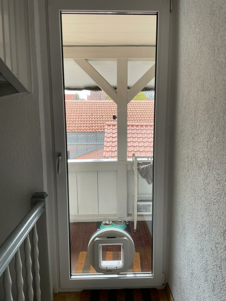 Eingebaute Katzenklappe in Glas – Referenz 3
